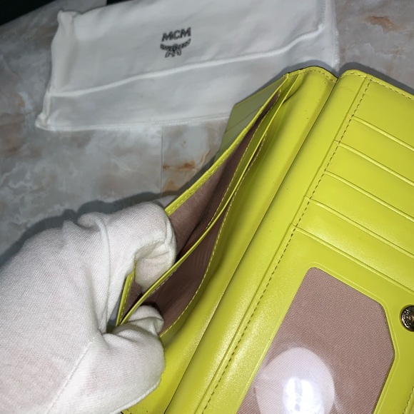 MCM Long Ivana Bloom Trifold Wallet on Chain (WOC) - Picture 9 of 12